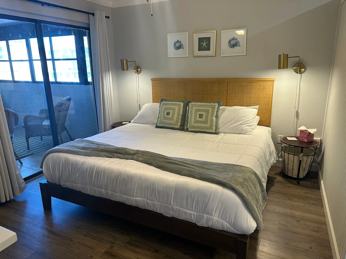 Clean Tampa bedroom after Easy Clean Service visit